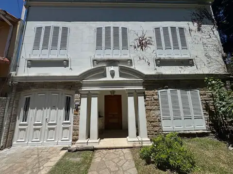 Luminosa y muy amplia casa en excelente entorno