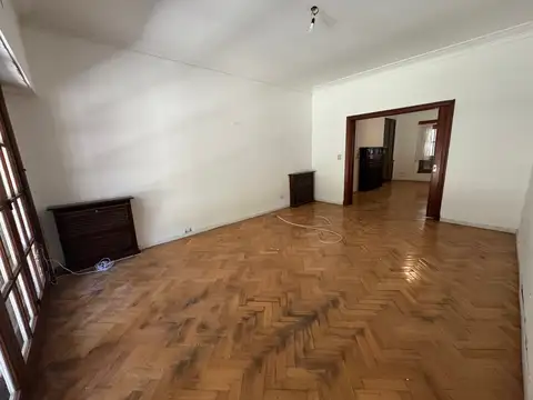 Luminosa y muy amplia casa en excelente entorno