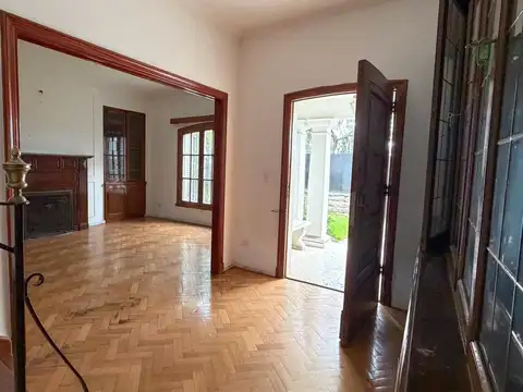 Luminosa y muy amplia casa en excelente entorno