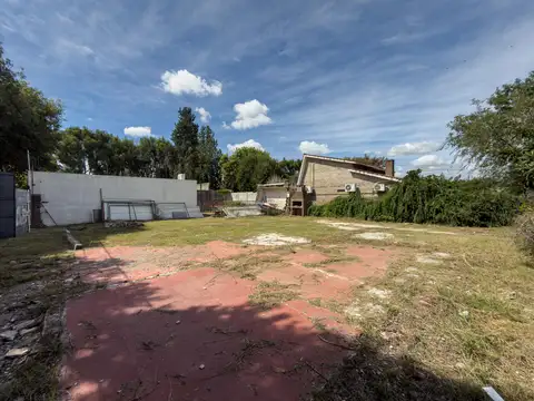 Lote en venta apto desarrollo comercial o viviendas en el centro de Funes