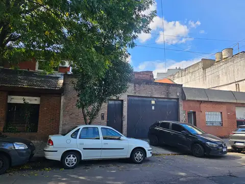 Casa en  Venta tipo chorizo lote 8.66 x 31m MONTE CASTRO ZONIFICACION USAM PERMUTA