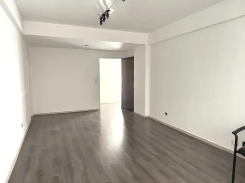 Alquiler oficina comercial con cochera en microcentro