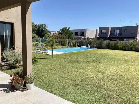Venta Casa - Barrio Santa Lucia, Pilar del Este