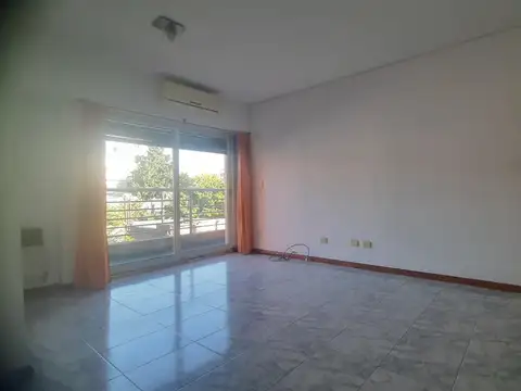 Amplio 2 ambientes balcón corrido cocina separada lavaderero