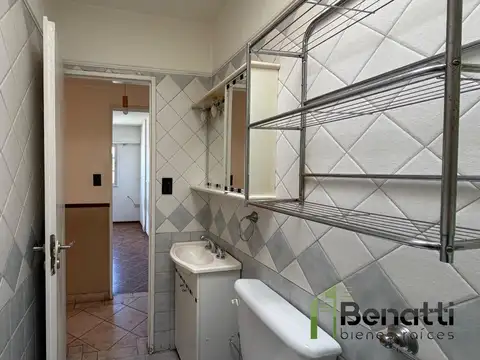 Dpto 2 ambientes al frente en 2do piso por escalera.
