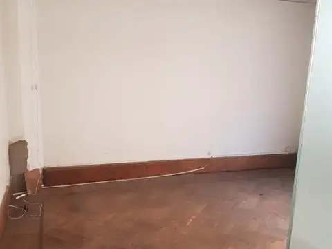 Amplia Oficina en edificio Señorial en Microcentro