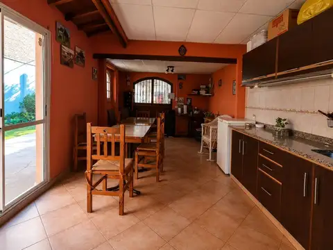 CASA DE 3 AMB CON QUINCHO  FONDO Y GARAGE PARA 3 AUTOS