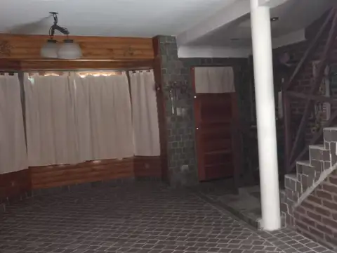 Lomas del Mirador, 5amb, grje 3 autos, lote 9 x 37 mts. Impecable Estado