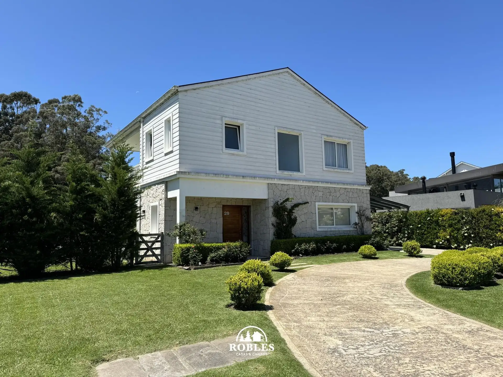 Moderno chalet, en el exclusivo sector Las Lomas del barrio privado Rumencó.