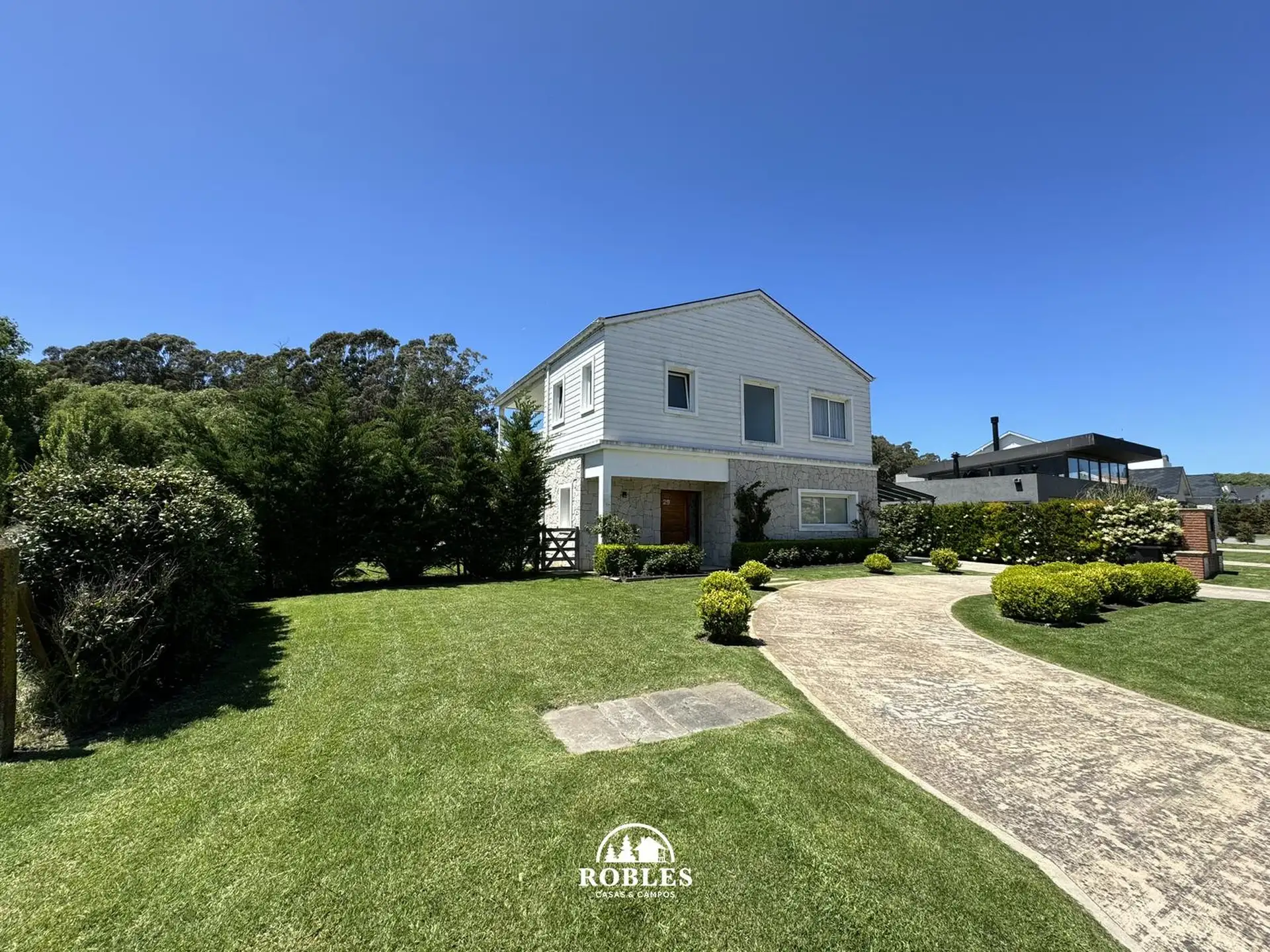Moderno chalet, en el exclusivo sector Las Lomas del barrio privado Rumencó.