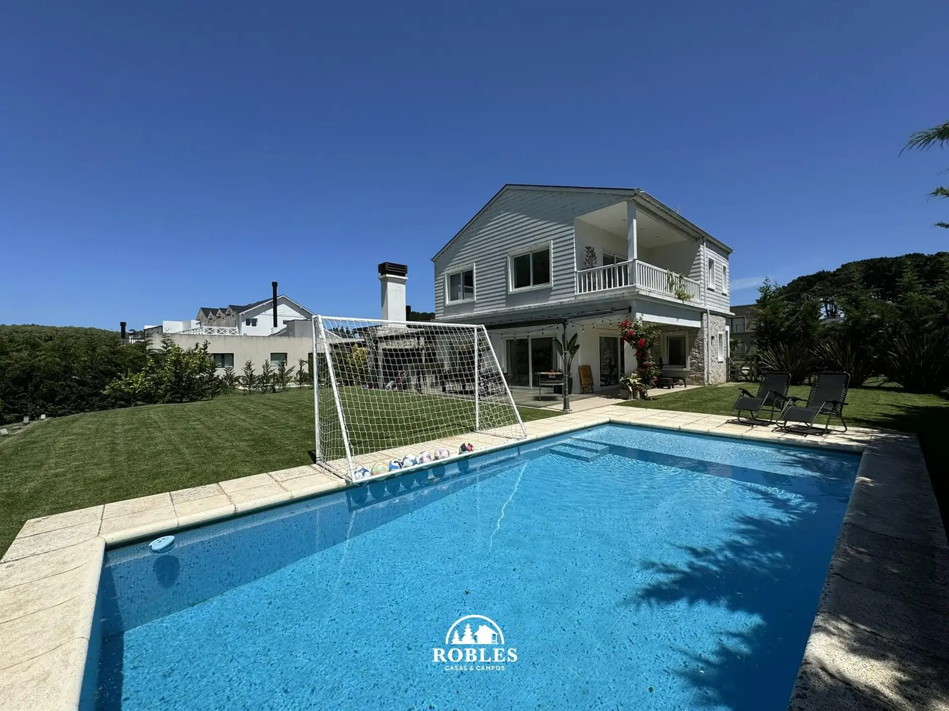 Moderno chalet, en el exclusivo sector Las Lomas del barrio privado Rumencó.