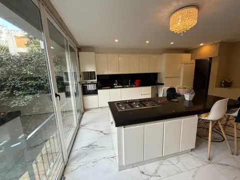 Casa 6 ambientes con 7 baños