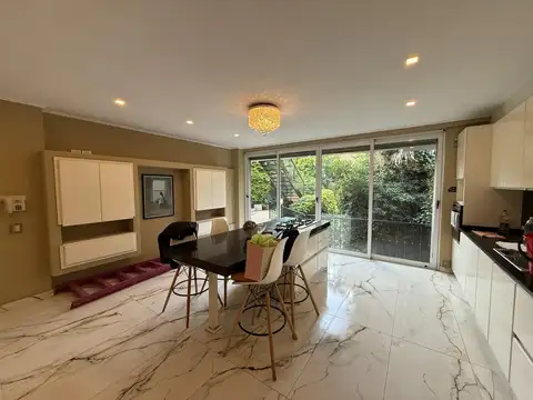 Casa en Alquiler con 4 cocheras