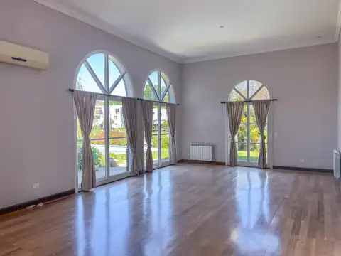 Casa en Alquiler con 2 cocheras