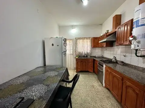 VENTA CASA 3 AMB. y 2 DEPTOS.  2 AMB. EN EZPELETA