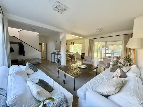 Casa en Venta con 2 cocheras