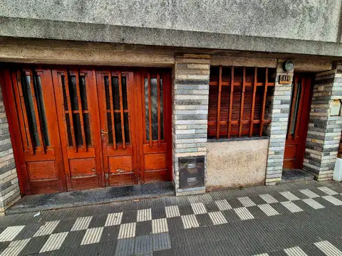 CASA 2 DORMITORIOS, COCHERA Y PATIO- CENTRO SLZO