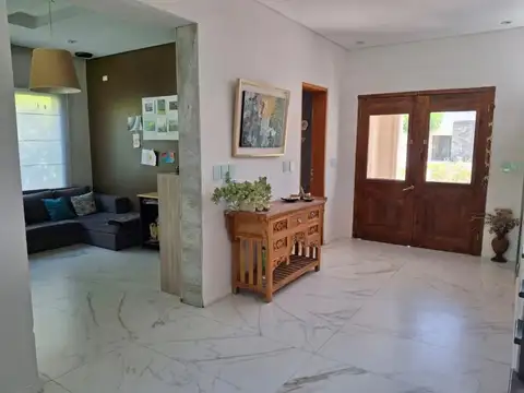 Casa en Alquiler con 3 cocheras