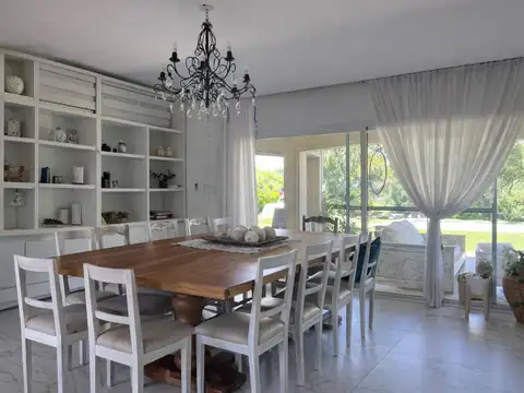 Casa 6 ambientes con 4 baños