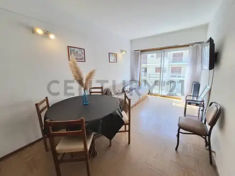 Departamento 2 ambientes al frente zona Plaza Colón