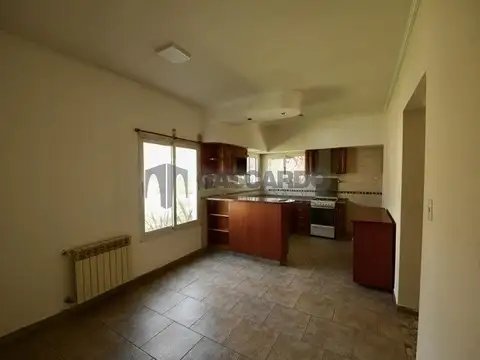 Chalet de 5 ambientes sobre lote en esquina centro del barrio.