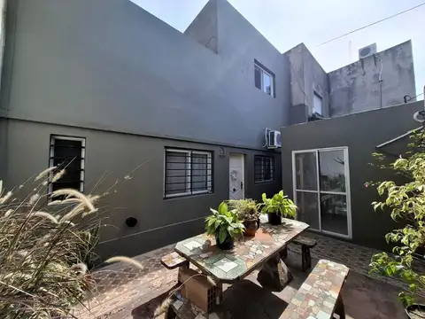 CASA 4 AMB., EN DOS PLANTAS, CON 2 PATIOS Y TERRAZA.