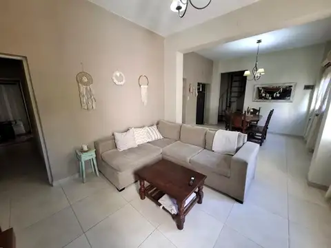 CASA 4 AMB., EN DOS PLANTAS, CON 2 PATIOS Y TERRAZA.