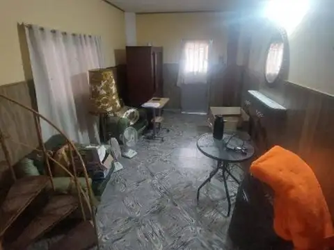 Casa 8 ambientes con 2 baños