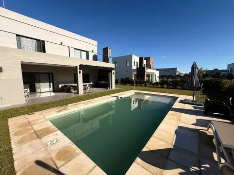 VENTA DE CASA 4 AMBIENTES CON GALLERIA Y PARRILLA 