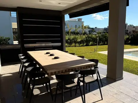VENTA DE CASA 4 AMBIENTES CON GALLERIA Y PARRILLA