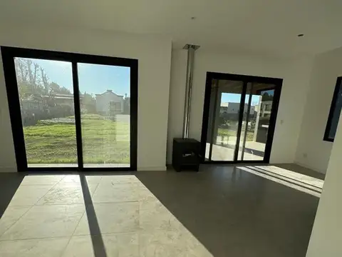 Casa 4 ambientes con 3 baños