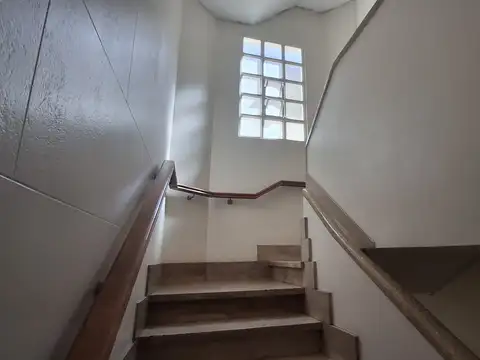 2 ambientes 47 m2 al frente balcon orientado al Este a mts parque Chacabuco y subte E  POR ESCALERA baño completo lavadero y Cocina separada Expensas $ 50000