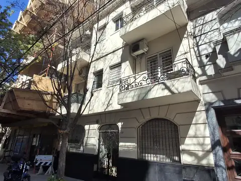 2 ambientes 47 m2 al frente balcon orientado al Este a mts parque Chacabuco y subte E  POR ESCALERA baño completo lavadero y Cocina separada Expensas $ 50000