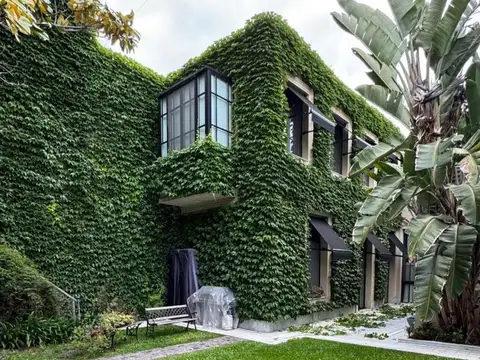 Casa en Dos Plantas con Jardín, Piscina, Quincho y Casa de Huespedes