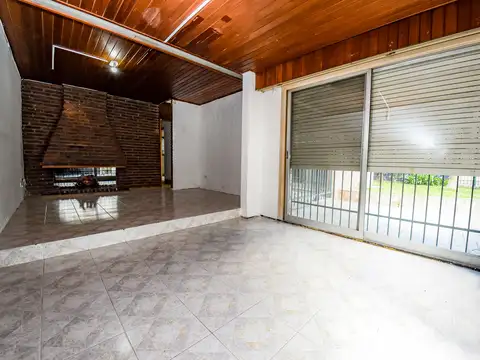 Casa 5 ambientes con 2 baños