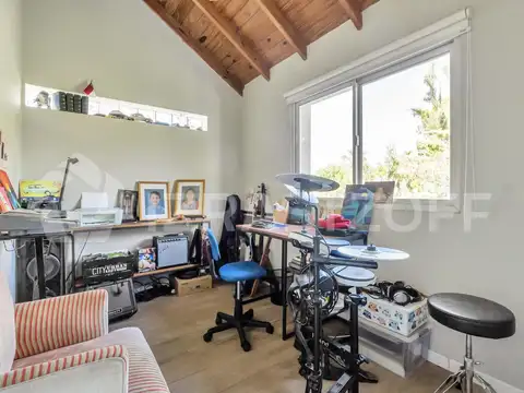 Casa en venta en barrio Las Araucarias reciclada a nuevo