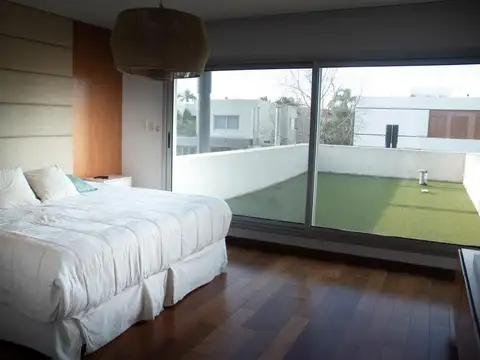 Casa 10 ambientes con 4 baños