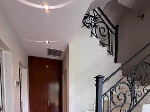 Casa 6 ambientes con 4 baños