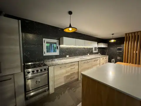Casa 4 ambientes con 2 baños