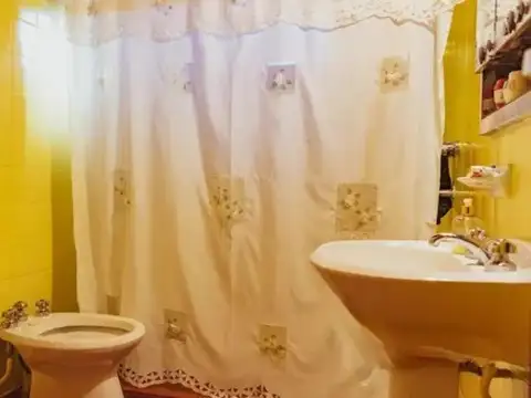 Casa en venta - 3 Dormitorios 2 Baños - Villa Gesell