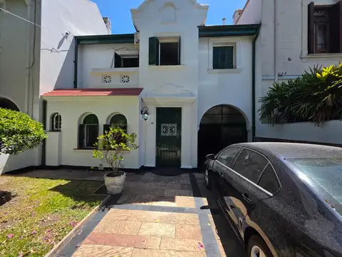 Casa Petit Hotel 6 amb, depend. Quincho, Jardin y Pileta 293m2