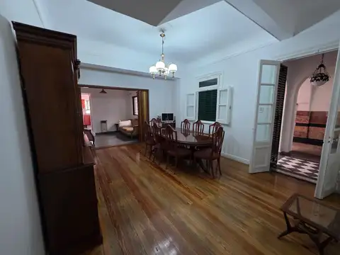 Casa en Alquiler con 2 cocheras