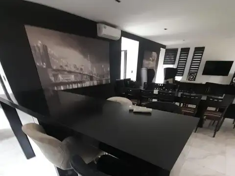 Casa en Alquiler con 3 cocheras