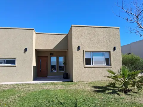 Hermosa casa en San Ramon pilar del este 100