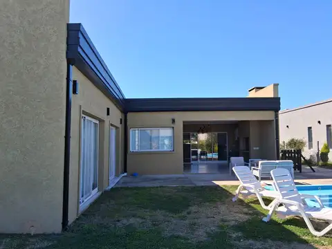 Casa 4 ambientes con 3 baños