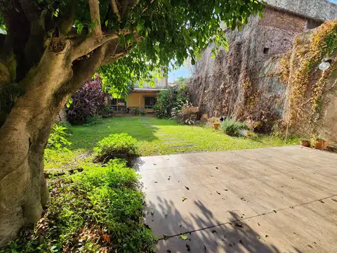 Casa en  Alberdi dos dormitorios más comodín