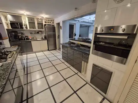 Casa 5 ambientes con 3 baños