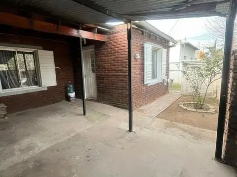 Casa en Paraná 336 entre Estrada y Alte. Brown