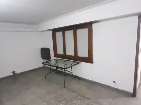 Av. Hipolito Yrigoyen 12818 , Piso 1