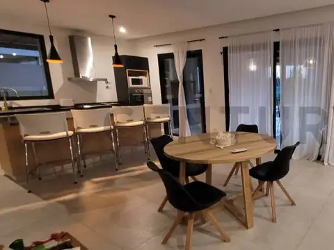 Casa en Alquiler en Lagoon Pilar, USD 2.500